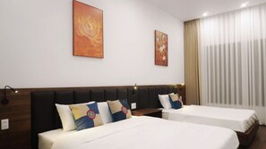 Habitación cuádruple familiar, vista al jardín | Escritorio, espacio para trabajar con laptop y insonorización 