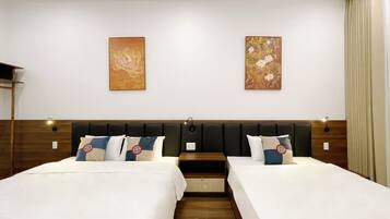 Habitación triple básica, vistas al jardín | Escritorio y espacio para trabajar con un portátil