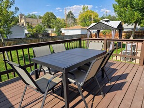 Outdoor dining - Art Deco House w/ Hot Tub and Gym (Cañon City)