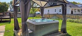 Art Deco House w/ Hot Tub and Gym
