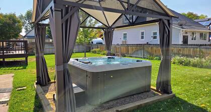 Art Deco House w/ Hot Tub and Gym