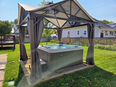Art Deco House w/ Hot Tub and Gym