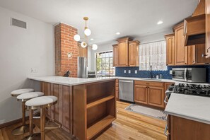 Microwave, oven, stovetop, dishwasher - Art Deco House w/ Hot Tub and Gym (Cañon City)