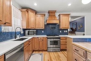 Microwave, oven, stovetop, dishwasher - Art Deco House w/ Hot Tub and Gym (Cañon City)