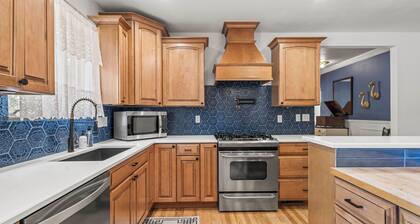 Art Deco House w/ Hot Tub and Gym