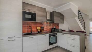 Jääkaappi, mikroaaltouuni, uuni, liesi