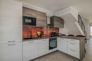 Jääkaappi, mikroaaltouuni, uuni, liesi