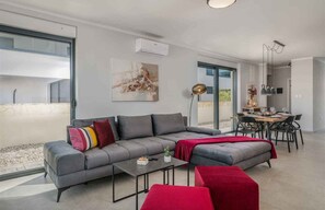 TV - Villa with sea view and pool (Malinska)