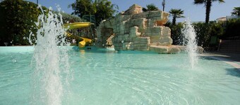 Mobile home with air conditioning, terrace and pool