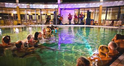 Holiday apartment on the ground floor, well-equipped kitchen and a view of the garden