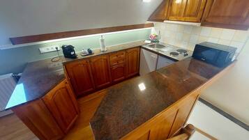 Frigorífic, microones, placa de cuina i cafetera i tetera