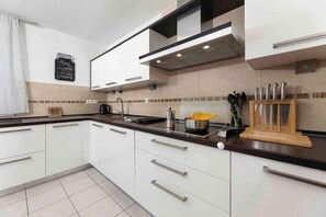 Kühlschrank, Mikrowelle, Ofen, Herdplatte