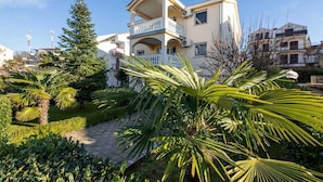 Property grounds - Holiday apartment with balcony (Njivice)
