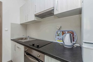 Refrigerador, horno, parrilla de estufa y lavavajillas 