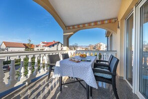 Outdoor dining - Holiday flat with sea view (Njivice)