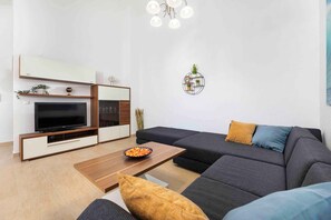 TV - Holiday flat with sea view (Njivice)
