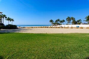 På stranden