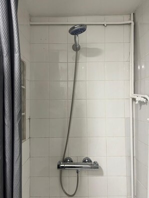 SĂšche-cheveux, serviettes fournies, savon, papier toilette