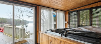 Kanata House - Charming Lakeside Cottage