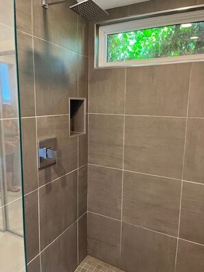 Shower, hair dryer, towels, soap - The Perfect In Town Home Away from Home (Durango)