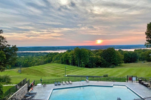 Inomhuspool och utomhuspool