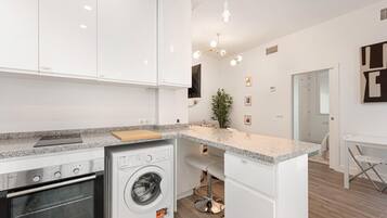 Een koelkast, een magnetron, een oven, een kookplaat