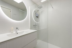 Shower, hair dryer, towels, soap - Menaleka's House 7 (Málaga)