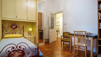 3 habitaciones, escritorio, tabla de planchar con plancha y wifi gratis