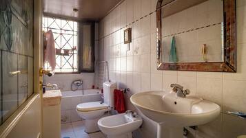 Secadora de cabello, bidet, toallas, jabón