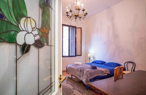 3 bedrooms, desk, iron/ironing board, free WiFi - THE WOLF OF THE SILA - THE LUXURY OF LIVING IN COSENZA (Cosenza)