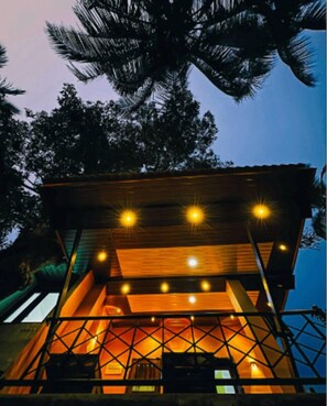 Cabana standard, sacada, vista para o lago | 1 quarto, escrivaninha, espaço de trabalho para notebook