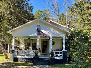 Exterior - Charming 2-bedroom farmhouse in Walterboro-pet friendly, lots of outdoor space (Walterboro)