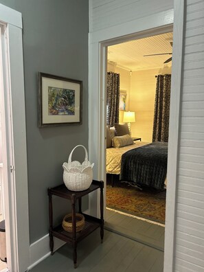 2 bedrooms, desk, iron/ironing board, free WiFi - Charming 2-bedroom farmhouse in Walterboro-pet friendly, lots of outdoor space (Walterboro)