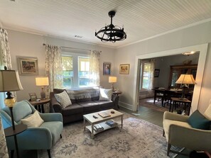 Smart TV, computer monitors, printers - Charming 2-bedroom farmhouse in Walterboro-pet friendly, lots of outdoor space (Walterboro)