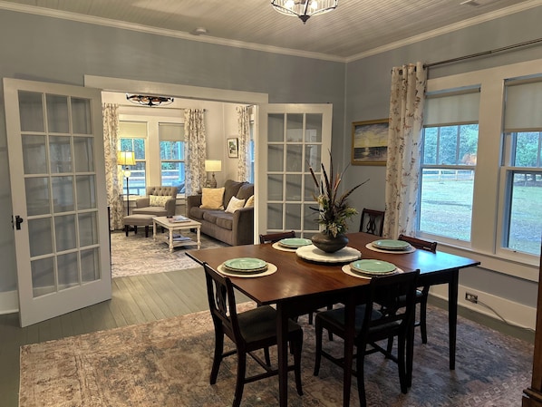 Dining - Charming 2-bedroom farmhouse in Walterboro-pet friendly, lots of outdoor space (Walterboro)