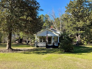 Exterior - Charming 2-bedroom farmhouse in Walterboro-pet friendly, lots of outdoor space (Walterboro)