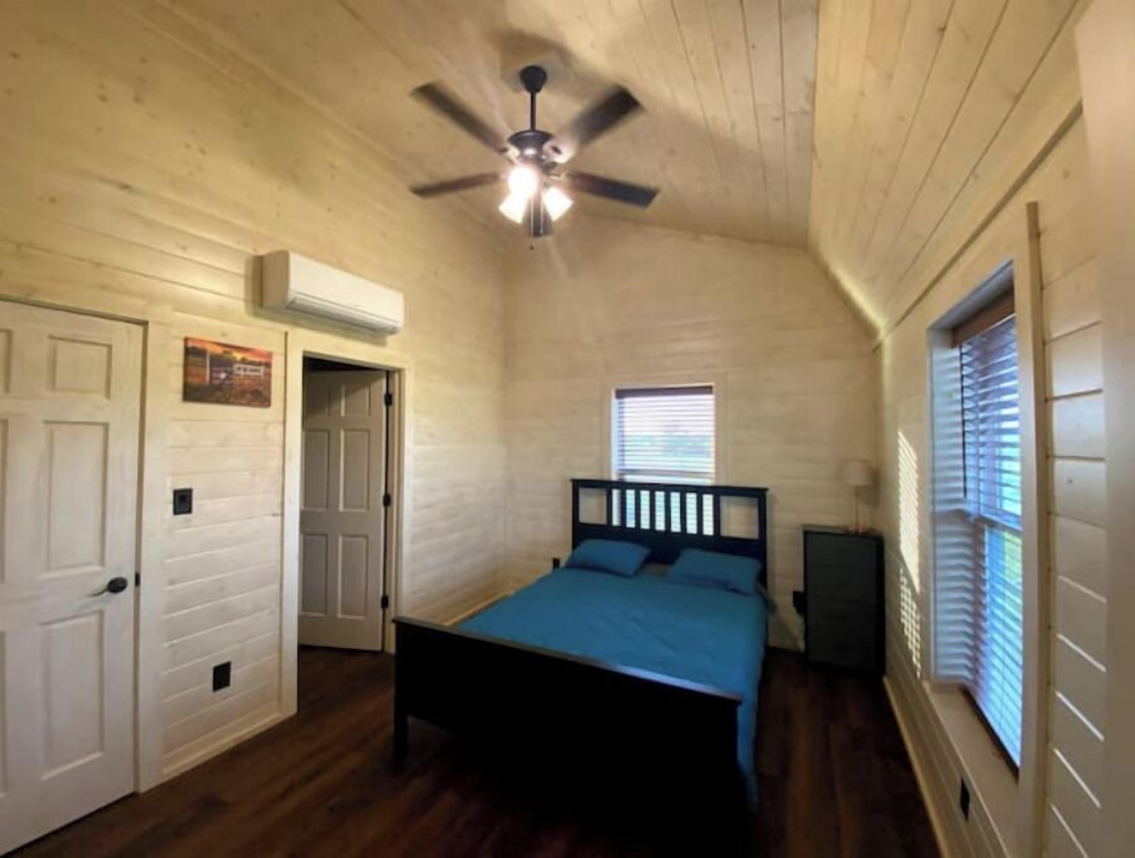 2 bedrooms, desk, iron/ironing board, WiFi