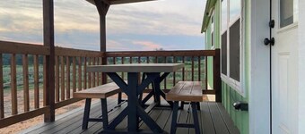 Cozy Texas Cabin w/ Deck, Pond and Full kitchen

