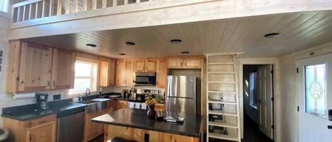 Réfrigérateur, micro-ondes, four, plaque de cuisson