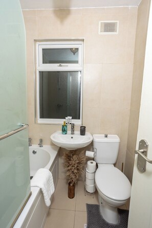 مجففات شعر، مراحيض شطف، مناشف، صابون