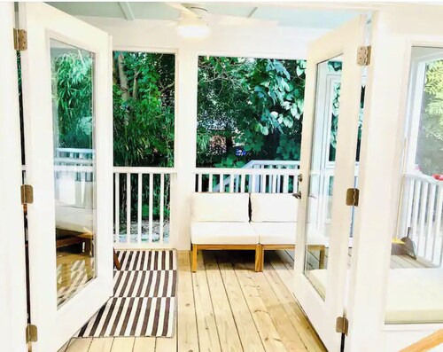 Enchanted Silverlight Cottage in Park Circle, North Charleston, SC