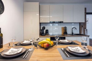 ثلاجة، فرن، موقد طهي مسطح، غسالة أطباق