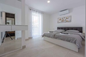 1 bedroom, WiFi - Holiday apartment with outdoor swimming pool (Crikvenica)