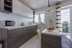 Fridge, microwave, stovetop, dishwasher - Holiday apartment with outdoor swimming pool (Crikvenica)