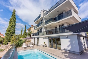 Pool - Holiday apartment with outdoor swimming pool (Crikvenica)