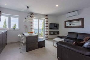 TV - Holiday apartment with outdoor swimming pool (Crikvenica)