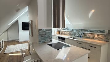 冰箱、微波炉、烤箱、炉灶