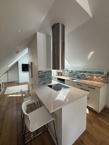 Petit Belle Chasse - A country coachhouse just minutes from downtown Vancouver.