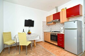 Een koelkast, een oven, een kookplaat, een koffiezetapparaat/waterkoker