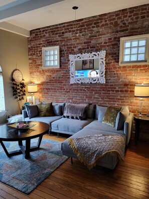 Smart TV, stereo - Highland Square Cutie-Charming house-walking distance to restaurants/shops (Denver)